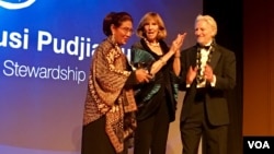 Menteri Kelautan dan Perikanan Indonesia Susi Pudjiastuti (kiri) menerima Peter Benchley Ocean Awards dalam acara di Washington DC, Kamis (11/5) malam.