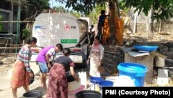 Program penyaluran air bersih oleh PMI bagi korban gempa Lombok. (Foto: PMI)
