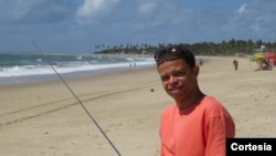 Danilo Nonato escutando emissão em onda curta em Porto de Galinhas, Pernambuco, Brasil.