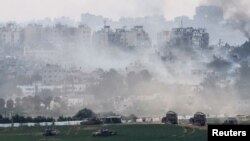 Izraelski tenkovi i druga vojna vozila manevrišu unutar pojasa Gaze, gledano iz Izraela