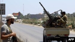 Les forces de sécurité libyennes patrouillent près du site d'une attaque contre un poste de contrôle dans la ville de Zliten, à 170 km à l'est de la capitale Tripoli, le 23 août 2018. (AFP PHOTO / Mahmud TURKIA)