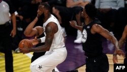 LeBron James de Cleveland dans un match contre Philadelphie le 18 février 2018, à Los Angeles.