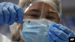 រូបឯកសារ៖ បុគ្គលិក​សុខាភិបាល​រៀបចំ​ចាក់​វ៉ាក់សាំង Sputnik V សម្រាប់កូវីដ១៩របស់​រុស្ស៊ី​នៅ​ក្នុង​អគារ Makati Coliseum ក្នុង​ទីក្រុង​ម៉ានីល ប្រទេស​ហ្វីលីពីន កាលពី​ថ្ងៃទី៤ ខែឧសភា ឆ្នាំ២០២១។