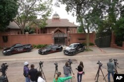 Medijske ekipe okupljene ispred kuće ujaka Oskara Pistorijusa, 5. januara 2024. godine.