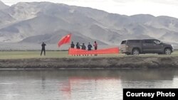 سادہ کپڑوں میں ملبوس چینی فوجی لداخ کے بھارتی علاقے میں چین کا پرچم گاڑتے ہوئے۔ (فائل)