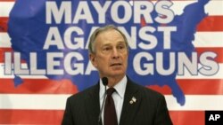 Walikota New York City, Michael Bloomberg, merupakan penentang utama penggunaan senjata bebas di AS. Bloomberg bersama para korban tragedi Newtown menyerukan pelarangan pemilikan senjata secara bebas. 