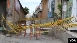 រូបឯកសារ៖ បារ៉ាស និងខ្សែចងបិទផ្លូវចូលតំបន់ក្រហម ក្នុងសង្កាត់បឹងសាឡាង ខណ្ឌទួលគោក ក្នុងអំឡុងពេលបិទខ្ទប់នៅរាជធានីភ្នំពេញ នៅថ្ងៃទី២៣ ខែមេសា ឆ្នាំ២០២១។ (កាន់ វិច្ឆិកា/វីអូអេ)