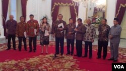 Menkopolhukam Luhut Panjaitan dan beberapa menteri kabinet kerja serta para pimpinan DPR memberikan ketarangan soal penundaan pembahasan revisi UU KPK di Istana Merdeka Jakarta, Selasa 13 Oktober 2015 (foto: VOA/Andylala)