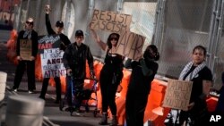 Manifestan kenbe pankat pandan yon miting politik pou fe piblisite pou yon blakawout ekonomik Mekredi 26 Fevriye nan Las Vegas. 