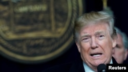 Presiden Donald Trump berbicara kepada para wartawan setelah bertemu pimpinan Partai Republik di Kongres, di tempat peristirahatan presiden, Camp David, 6 Januari 2018.