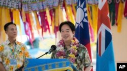 Presiden Taiwan Lai Ching-te menyampaikan pidato pada upacara penyambutan di Tuvalu selama lawatannya ke Pasifik, Rabu, 4 Desember 2024. (Kantor Kepresidenan Taiwan via AP)