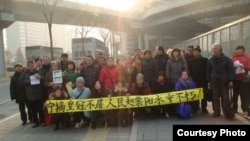 2013年1月16日,在北京的上访人士展示纪念赵紫阳的标语(博讯)