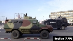 Un véhicule blindé de l'armée sénégalaise à un carrefour de Dakar, le 5 mars 2021.