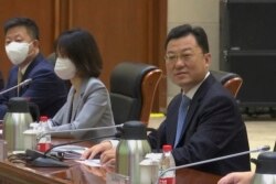 在美国副国务卿谢尔曼抵达天津滨海一号酒店前，中国外交部副部长谢锋在会场等候。（2021年7月26日）