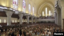 Les coptes redoutent d'être forcés de quitter leur pays, face à la montée des violences sectaires