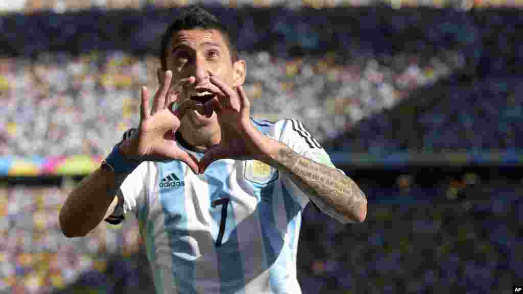 Angel Di Maria L&#39;Argentin, toute dernière recrue du PSG version QSI, est le 6eme joueur le mieux payé du monde avec des revenus estimés à 26 millions d&#39;euros. Il est aussi le mieux payé par le PSG qui lui verse 24 millions d&#39;euros de salaire.