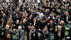 Jamaah shalat Jumat di Teheran meneriakkan dukungan kepada pemerintah Iran, Jumat (5/1). 