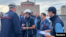 지난 9월 라파엘 그로시 국제원자력기구(IAEA) 사무총장(가운데 흰 모자 쓴 이)이 우크라이나 자포리자 원전을 시찰했다.
