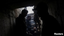 우크라이나군 전차부대원들이 지난달 29일 동부 도네츠크주 격전지 바흐무트에서 러시아군의 포격을 피해 엄폐하고 있다. (자료사진)