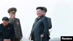 북한 노동당 기관지 노동신문이 김정은 국방위원회 제1위원장이 항공 및 반항공군 제1017군부대와 제458군부대 전투비행사들의 도로비행장 이착륙 훈련을 현지지도했다고 19일 보도했다. 사진에는 김 제1위원장이 왼손으로 지팡이를 짚고 선 채 이착륙 훈련을 지도하는 모습이 담겼다. 황병서 군 총정치국장은 김 제1위원장 옆에서 입을 손으로 가린 채 큰 웃음을 짓고 있으며 최룡해 당 비서는 두 손을 모은 채 고개를 숙이고 웃고 있다. 