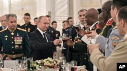 Russian President Vladimir Putin (C) toasts with the graduates of Russian military academies in the Kremlin in Moscow, Russia, June 28, 2018. 