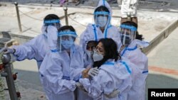 សមាជិកគ្រួសាររបស់អ្នកជំងឺកូវីដ១៩ ដែលបានស្លាប់ បានយំ នៅកន្លែងបញ្ចុះសពអ្នកជំងឺកូវីដ១៩ មួយកន្លែង នៅទីក្រុងញូវដេលី ប្រទេសឥណ្ឌា កាលពីថ្ងៃទី ២១ ខែមេសា ឆ្នាំ ២០២១។