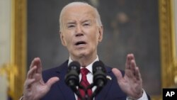 조 바이든 대통령이 24일 지난주 하원에 이어 23일 상원을 통과한 우크라이나와 이스라엘, 타이완 등을 지원하는 950억 달러 규모의 안보 지원 법안 패키지에 서명하기 전 연설을 하고 있다. 