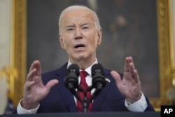 조 바이든 대통령이 24일 지난주 하원에 이어 23일 상원을 통과한 우크라이나와 이스라엘, 타이완 등을 지원하는 950억 달러 규모의 안보 지원 법안 패키지에 서명하기 전 연설을 하고 있다.