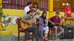 Afg'on bolalarini musiqaga jalb qilayotgan qiz