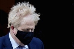 برطانوی وزیر اعظم نے کرونا سے بچنے کے لیے چہرے پر ماسک لگا رکھا ہے۔