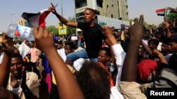 苏丹首都喀土穆，示威者高呼口号，抗议军方领导过渡委员会。(2019年4月11日)
