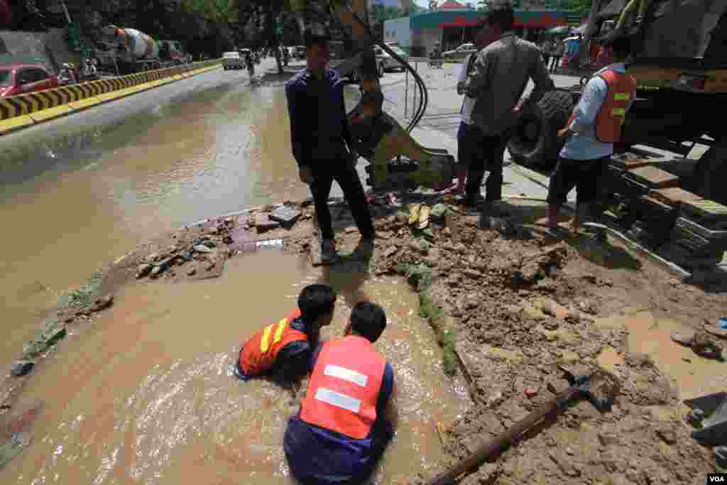 ក្រុម​ការងារ​រដ្ឋាករ​ទឹក​​ជួសជុល​ប្រព័ន្ធ​ទឹកស្អាត​បន្ទាប់​ពី​រថ​យន្ត​អេស្កា​វេទ័រ​ជីក​កកាយ​ដីប៉ះ​ប្រព័ន្ធទុយោ​បណ្ដាល​ឲ្យ​ធ្លាយ​ទឹក​បាចសាច​ចេញ​ក្រៅ​នៅ​ព្រឹក​ថ្ងៃអាទិត្យ ទី​១៤ ខែ​សីហា​ឆ្នាំ​២០១៦​។​​ក្រុម​ការងារ​នៃ​មន្ទីរ​សាធារណៈ​ការ​និង​ដឹកជញ្ជូន​ជួសជុល​បង្គោល​ភ្លើង​នៅ​ស្តុប​បូកគោ នៃ​ខ័ណ្ឌ​ចំការមន​ រាជធានី​ភ្នំពេញ​​។​(ឡេង ឡែន/VOA )