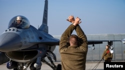 Архівне фото: льотчики США керують F-16 на базі в Румунії 