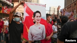 រូបឯកសារ៖ បាតុករ​ប្រឆាំង​នឹង​រដ្ឋប្រហារ​យោធា ទាមទារ​ឲ្យ​ដោះលែង​មេដឹកនាំ​ស៊ីវិល​អ្នកស្រី Aung San Suu Kyi ទីក្រុង​រ៉ង់ហ្គូន ប្រទេស​មីយ៉ាន់ម៉ា ថ្ងៃទី៦ ខែកុម្ភៈ ឆ្នាំ២០២១។ 