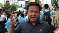 លោក សួង សុភ័ណ្ឌ​ ប្រធាន​គណបក្ស​ខ្មែរ​ឈ្នះ​ និយាយ​ពីការរុញច្រាន​របស់​កងសន្តិសុខ​មកលើ​ក្រុម​អ្នកតវ៉ា​ដែល​មក​ឃ្លាំមើល​ការ​សាកសួរ​លោក ​រ៉ុង​ ឈុន​ នៅ​តុលាការ​ក្រុង​ភ្នំពេញ​ នៅ​ថ្ងៃទី​១៣ ខែសីហា ឆ្នាំ​២០២០។ (ហ៊ុល រស្មី/វីអូអេ)