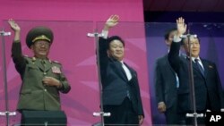 지난해 10월 인천 아시안게임 폐막식에서 황병서 당시 북한군 총정치국장(왼쪽), 최룡해 노동당 비서(가운데), 김양건 당 통일전선부장 겸 대남담당 비서가 북한 선수단을 향에 손을 흔들고 있다. (자료사진)