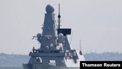 영국 해군의 '디펜더' 구축함.