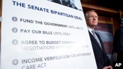 Pemimpin Mayoritas di Senat, Harry Reid (Demokrat-Nevada) dalam konferensi pers seusai meloloskan RUU untuk menaikkan pagu utang dan mendanai pengeluaran pemerintah AS di Gedung Capitol, Washington DC (16/10).