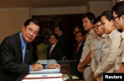 លោកនាយក​រដ្ឋ​មន្ត្រី ហ៊ុន សែន មក​ដល់​រដ្ឋ​សភាជាតិ ខណៈ​ដែល​រដ្ឋសភា​បោះឆ្នោត​ផ្តល់​សេចក្តី​ទុក​ចិត្ត​ដល់​សំណើ​ផ្លាស់ប្តូរ​សមាសភាព​គណៈរដ្ឋ​មន្ត្រី​របស់​លោក​នាយក​រដ្ឋ​មន្ត្រី នៅ​រាជធានី​ភ្នំពេញ កាលពី​ថ្ងៃច័ន្ទ ទី៤ ខែ​មេសា ឆ្នាំ២០១៦។ (Reuters/Samrang Pring)