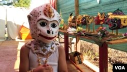 ក្មេងប្រុស​​ Jayden Meas សម្តែងជាតួអង្គហនុមានតូច​​ក្នុងការសម្ដែង​ល្ខោន​ខោល​រឿងរាមកេរ្ត៍​ នៅ​មហោស្រព​វប្បធម៌​ខ្មែរ​ប្រចាំ​ឆ្នាំ២០១៩ កាល​ពី​ថ្ងៃ​អាទិត្យ​​ ២៥​ សីហា ២០១៩ នៅ​ឯ​វត្ត​ពុទ្ធិការាម ក្នុង​ទីក្រុង Silver Spring រដ្ឋ Maryland។​ (ចាប ចិត្រា/VOA)