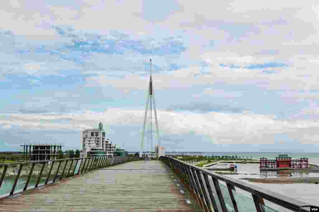 At Anaklia resort on the Black Sea, a new, Spanish designed pedestrian bridge connects a closed Chinese restaurant with a closed water park. (V. Undritz for VOA)