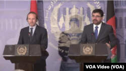 ضرار احمد عثمانی و مارتین لایدیگارد در یک نشست خبری در کابل