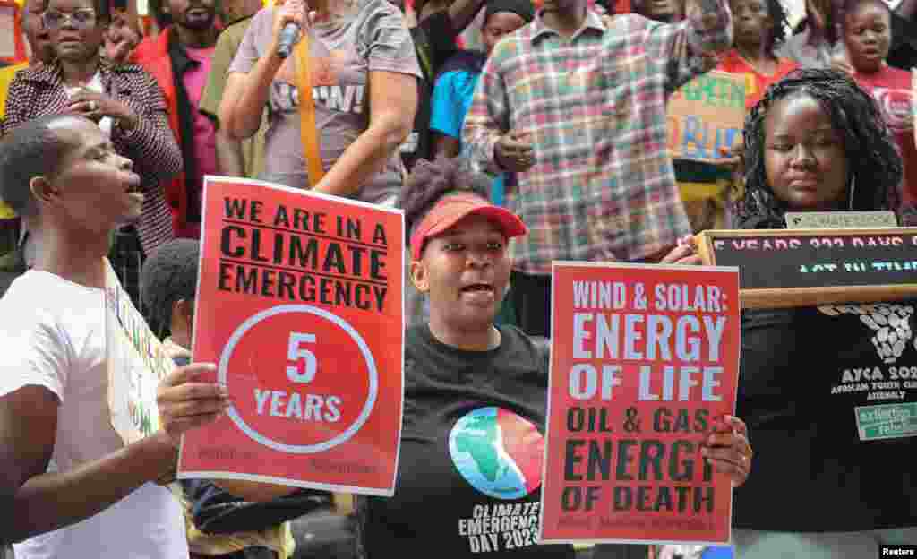 Wanaharakati wa kutetea mazingira wakilalamika dhidi ya utumiaji mafuta ghafi wakati nje ya mkutano wa Hali ya Hewa Afrika mjini Nairobi.