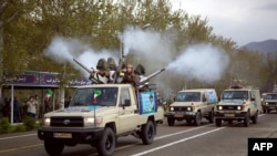 រូបឯកសារ៖ ទាហាន​អ៊ីរ៉ង់​ក្នុង​សម្លៀក​បំពាក់​ការពារ បាញ់​ថ្នាំ​សម្លាប់​មេរោគកូវីដ១៩ នៅ​ទីក្រុង​តេហេរ៉ង់ កាល​ពី​ខែ​មេសា។