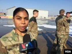 통신담당인 카리나 로페스 이병이 VOA와 인터뷰에서 북한 군인 오 씨를 후송할 당시 상황을 자세히 설명하고 있다.