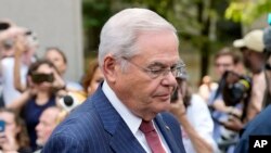 지난 7월 16일 밥 메넨데스 상원의원이 뉴욕 연방 법원에서 부패 혐의로 유죄 평결을 받은 뒤 법원을 떠나고 있다. (자료 사진)