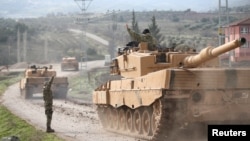 一支土耳其军车队抵达与叙利亚接壤的土耳其基利斯村。（2018年1月21日）