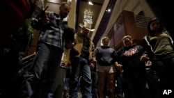 Warga mengadakan doa bersama untuk korban penembakan massal di Thousand Oaks, California, 8 November 2018.