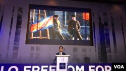 脱北者池成镐去年在台北奥斯陆自由论坛上讲述逃离朝鲜经历（美国之音许宁摄影） 