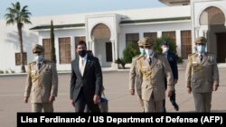 Le ministre américain de la Défense, Mark Esper (2e à g.), à son départ d'Alger, en Algérie, le 1er octobre 2020. (Photo: LISA FERDINANDO / US DEPARTMENT OF DEFENSE / AFP)